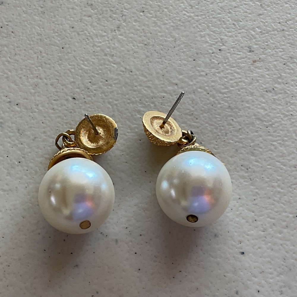 Faux Pearl dangle earrings pierced goldtone trim 1” vintage - Picture 4 of 7